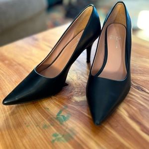 Black kitten heel Línea Palo pumps sz7